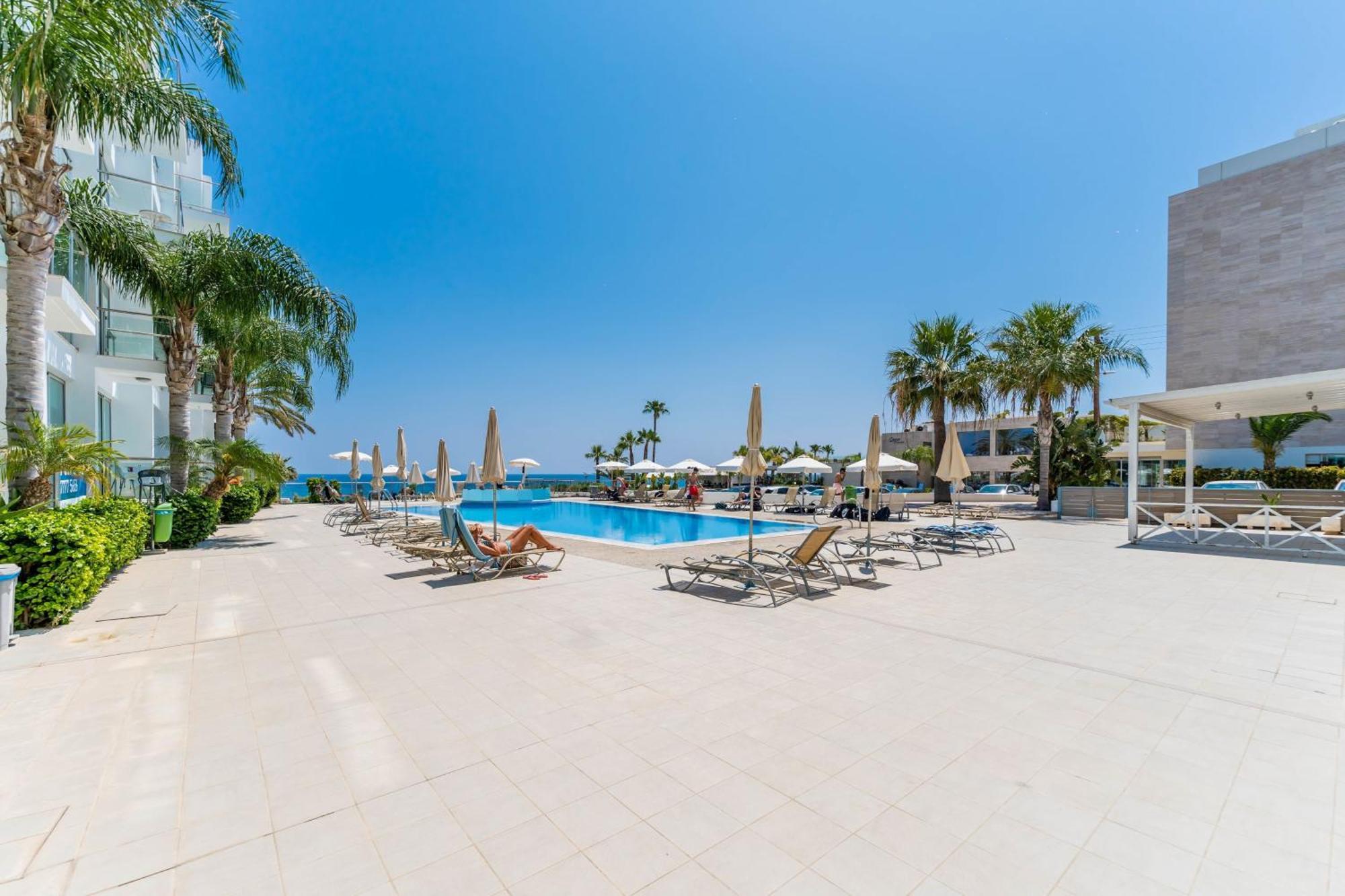 Meryl - Coralli Beachfront Apartment โปรทาราส ภายนอก รูปภาพ