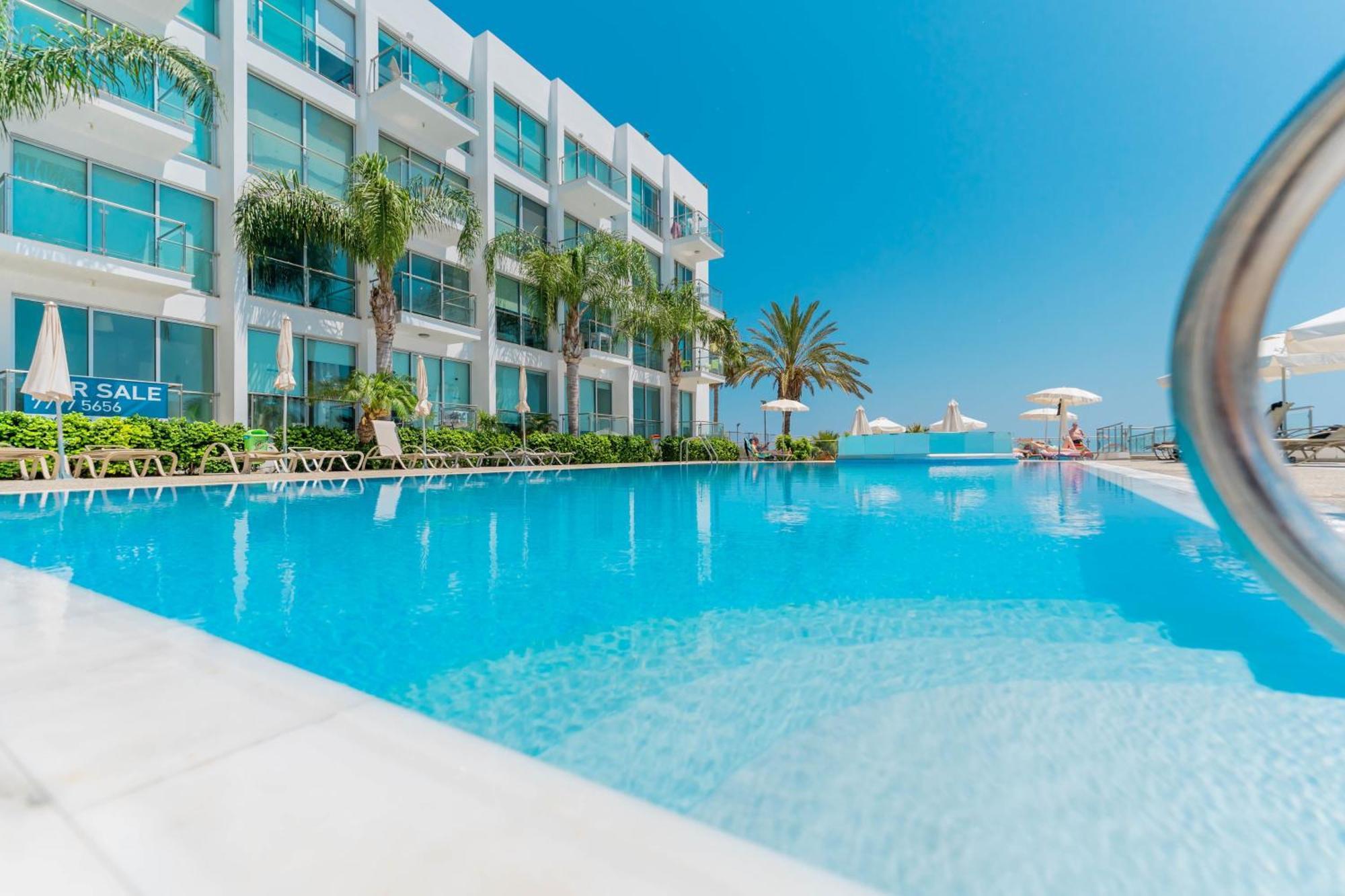 Meryl - Coralli Beachfront Apartment โปรทาราส ภายนอก รูปภาพ