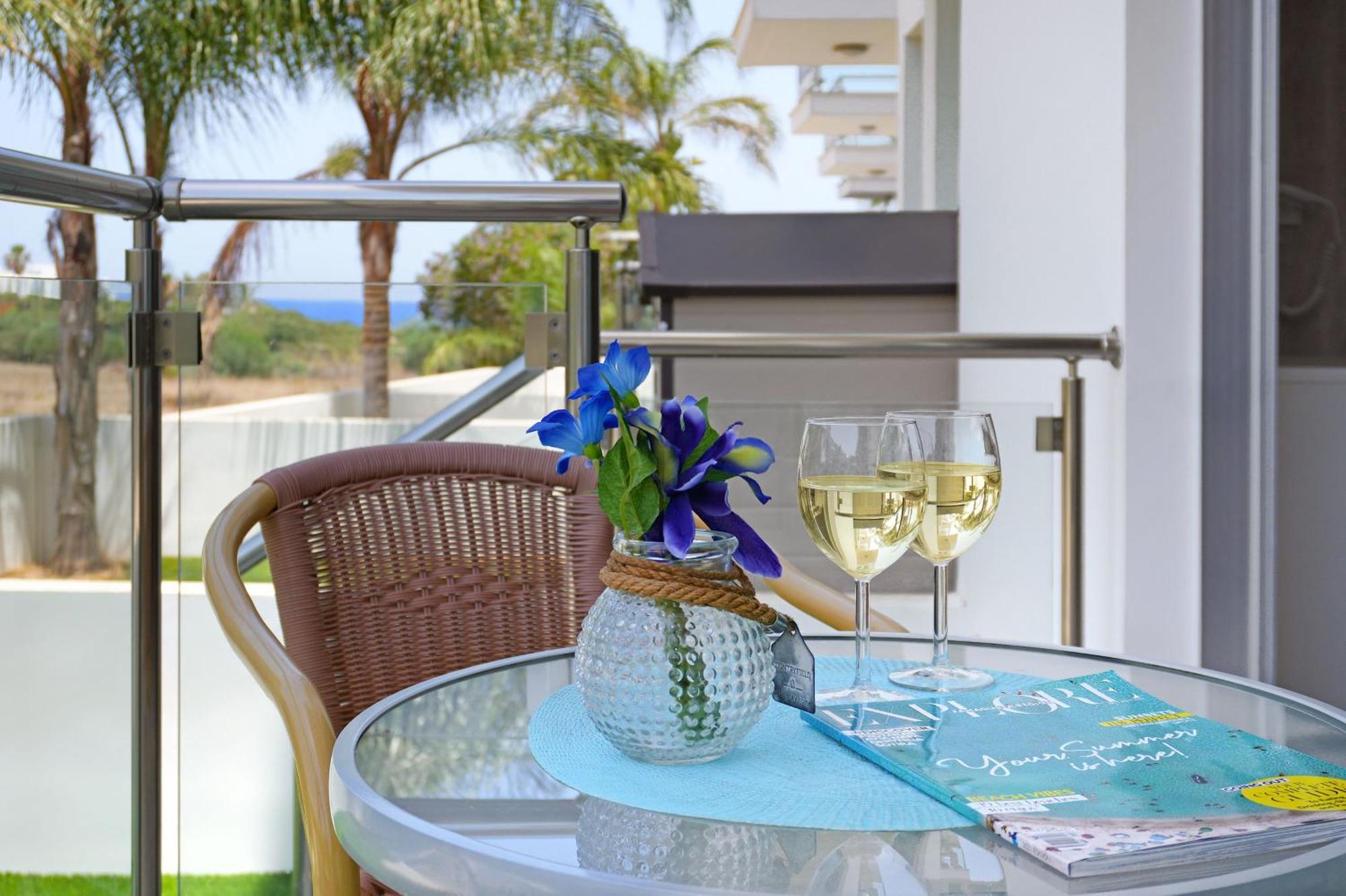 Meryl - Coralli Beachfront Apartment โปรทาราส ภายนอก รูปภาพ