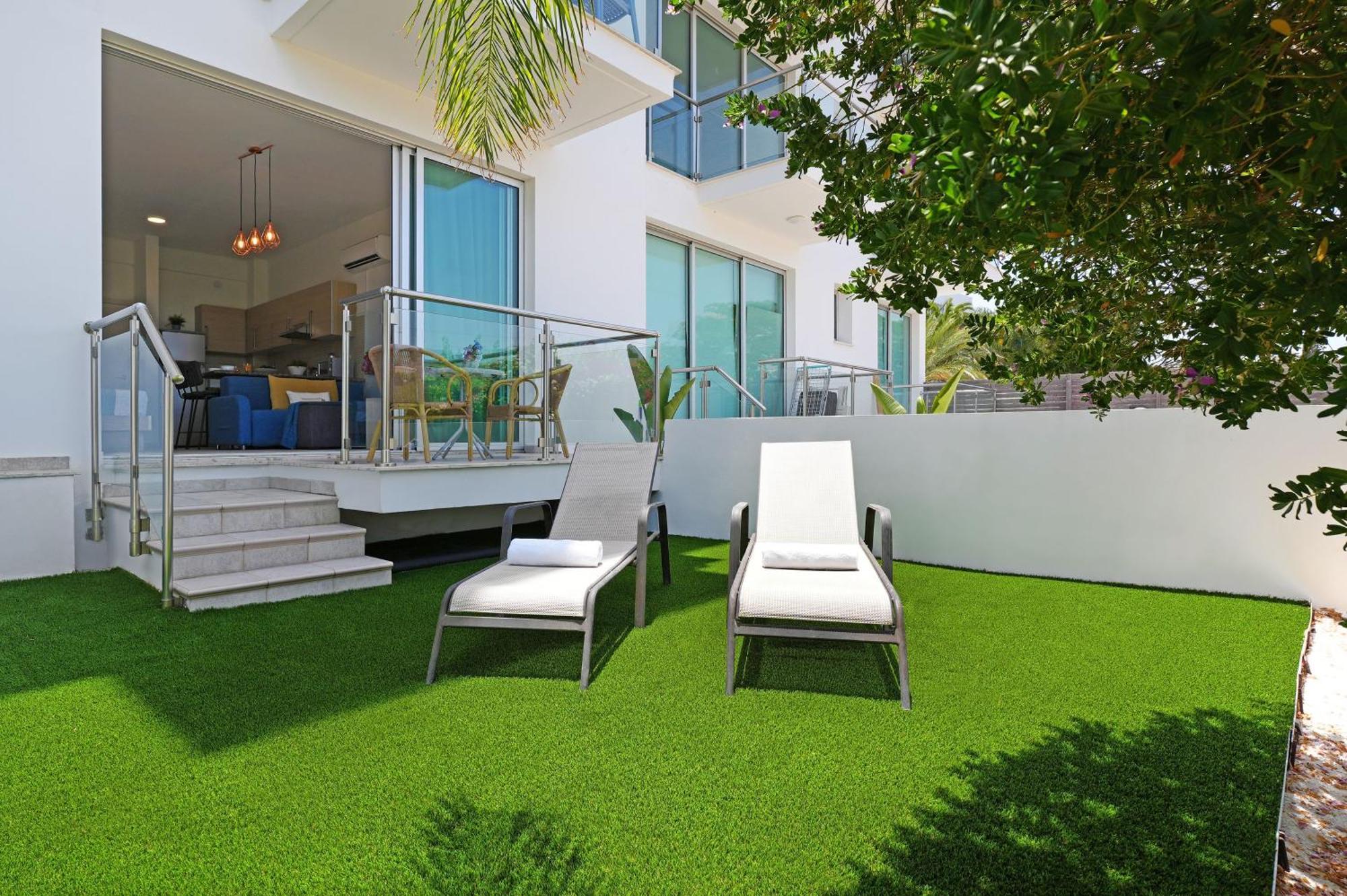 Meryl - Coralli Beachfront Apartment โปรทาราส ภายนอก รูปภาพ