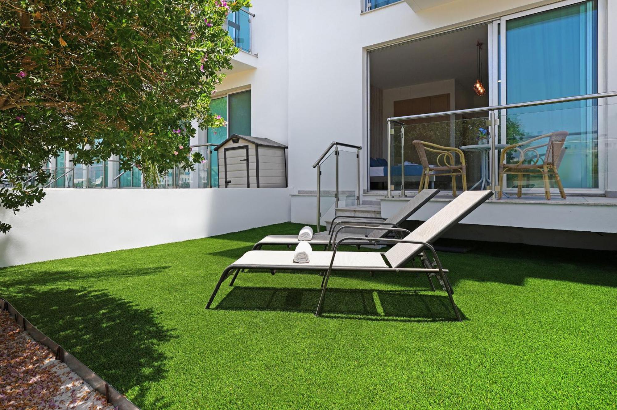 Meryl - Coralli Beachfront Apartment โปรทาราส ภายนอก รูปภาพ