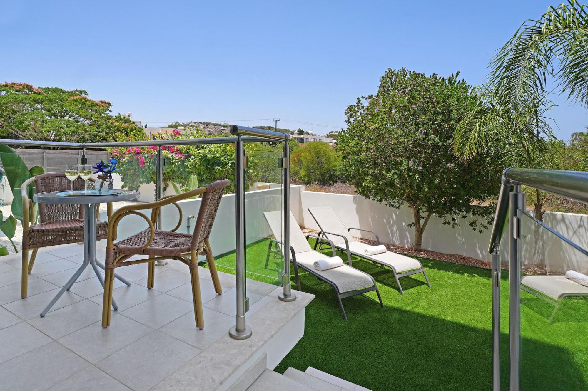 Meryl - Coralli Beachfront Apartment โปรทาราส ภายนอก รูปภาพ